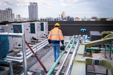 Endüstri mühendisi soğutma kulesi klimasını kontrol altında tutuyor. Hava sistemini kontrol etmek için büyük endüstriyel binanın su soğutma kulesi soğutma soğutma soğutma soğutma soğutma soğutma soğutucusu..