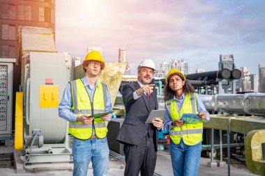 Endüstri mühendisi soğutma kulesi klimasını kontrol altında tutuyor. Hava sistemini kontrol etmek için büyük endüstriyel binanın su soğutma kulesi soğutma soğutma soğutma soğutma soğutma soğutma soğutucusu..