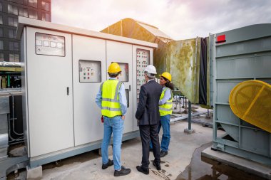 Mühendis, Ana Dağıtım Tahta Fabrikası 'nda çalışan voltaj aralığını kontrol etmek için elektrik santraliyle çalışıyor.