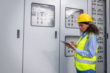 Mühendis, Ana Dağıtım Tahta Fabrikası 'nda çalışan voltaj aralığını kontrol etmek için elektrik santraliyle çalışıyor.