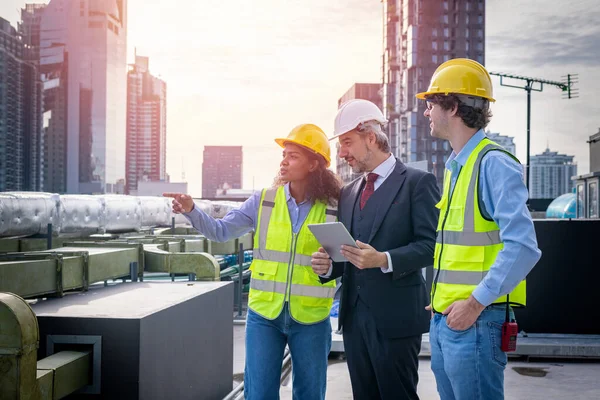 Ingenieur Bei Der Überprüfung Und Inspektion Des Mdb Panels Arbeitet — Stockfoto