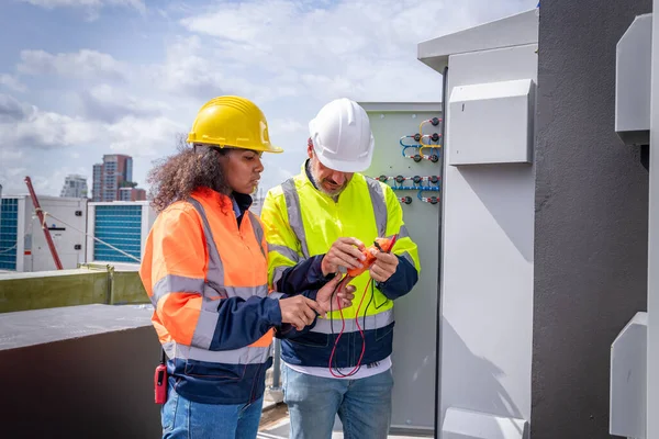 Ingeniero Verificación Inspección Panel Mdb Trabajando Con Centralita Eléctrica Para Fotos De Stock Sin Royalties Gratis