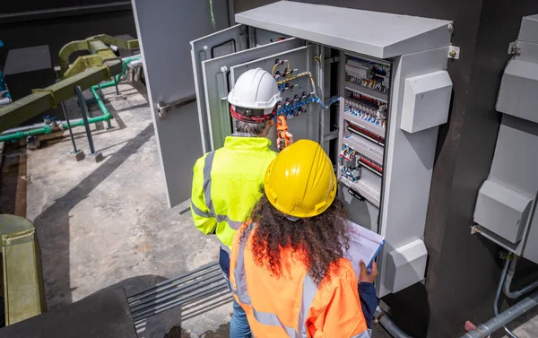 Ingenjör Kontrollerar Och Inspekterar Mdb Panelen Arbetar Med Elektrisk Växel Stockfoto