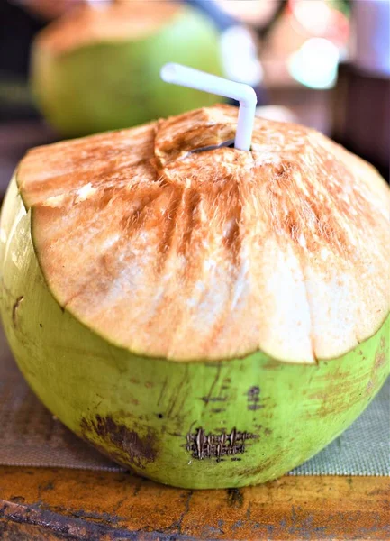 Čerstvě Zelený Kokosový Nápoj Bílou Slámou Podávaný Tropické Restauraci Dovolená — Stock fotografie