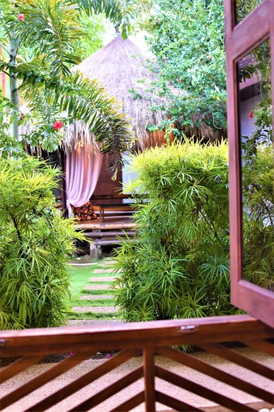 花哨的竹子和棕榈树环绕的棕榈园小屋 — 图库照片