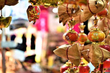 Kırmızı ve altın geleneksel Çin şans tılsımları ve incik boncuklar ve satılık külçeler.