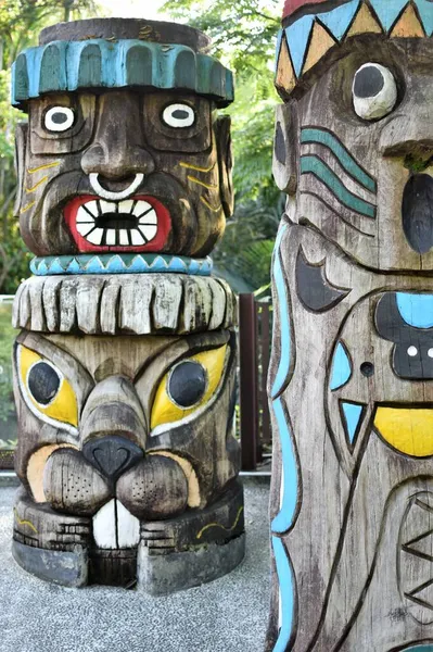 Dřevěné Totemové Tyče Řezbářské Výtvarné Sochy Původními Malbami Člověka Zvířecích — Stock fotografie