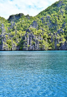 Kireçtaşı bir dağ yosunlar ve çalılarla kaplıdır. Dev kireç taşı oluşumu el değmemiş göl için güzel bir zemin görevi görüyor.