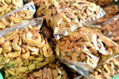 Palawan, Filipinler 'deki Coron Adası' nın yerel bir ürünü olan kavrulmuş kaju fıstığı.