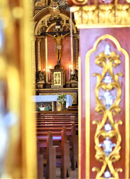 Hinter Zwei Geschmückten Säulen Einer Katholischen Kirche Hängt Ein Kruzifix — Stockfoto