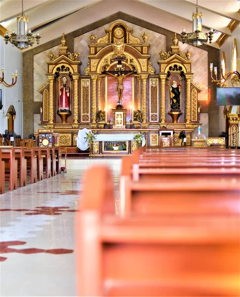 Fileiras Bancos Vazios Dentro Uma Igreja Católica Crucifixo Pendura Parede — Fotografia de Stock