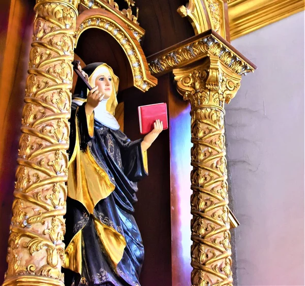 Eine Statue Eines Heiligen Einer Katholischen Kirche Mit Kruzifix Und — Stockfoto