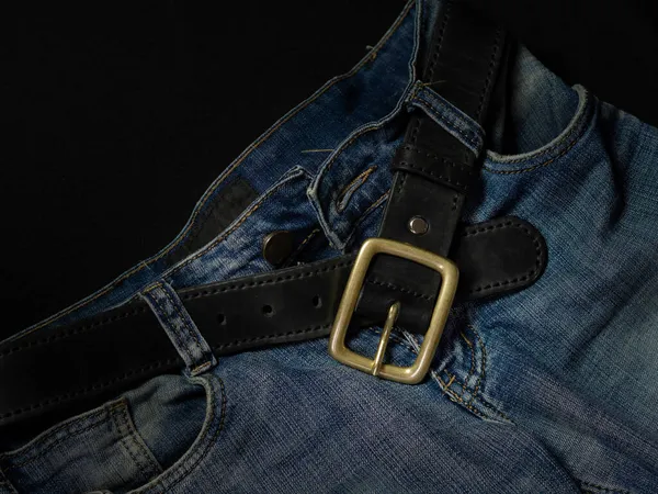 Cinto de couro preto dos homens com fivela de latão resistente em jeans, vista superior — Fotografia de Stock