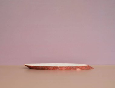 Ön manzara için pastel arka planda kesilmiş ahşaptan oval silindir. Boş ahşap geometrik podyum. Moda ürünü kozmetik ürünler ve ürünler için vitrin.