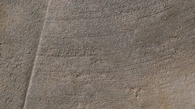 Kalıplı gri beton arka plan. Eski duvar ya da zemin koyu gri çimentodan yapılmış. Ezilmiş ve çatlamış. Uzayı kopyala Öznitelik.