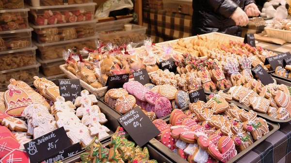 Close-up Traditional sweets and Gingerbread cookies on the Christmas Market in Prague - November, 2021. Gingerbread cookies in the different shape. Selective focus — Stock Photo, Image
