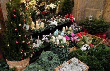 Noel için çelenk, yeni doğan mumlar, Noel ağacı süslemeleri. Noel çelengi ve mumlar..