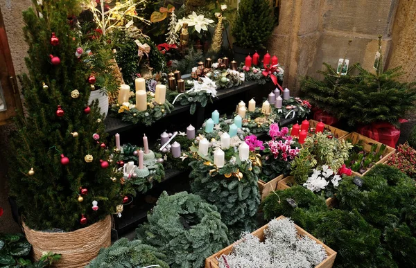 Barraca de mercado com itens para o Natal - grinalda de abeto, velas de advento, decorações de árvore de Natal. Grinalda de Natal com velas para o advento. — Fotografia de Stock