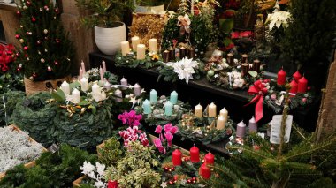 Noel için çelenk, yeni doğan mumlar, Noel ağacı süslemeleri. Noel çelengi ve mumlar..