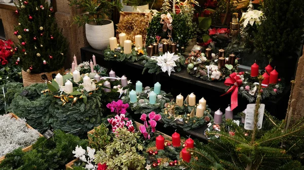 Noel için çelenk, yeni doğan mumlar, Noel ağacı süslemeleri. Noel çelengi ve mumlar..