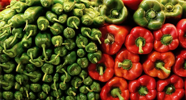 Trendy bel verde biologico e peperoncino rosso sul mercato. Vitamina sano cibo texture sfondo. — Foto Stock