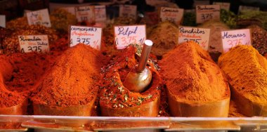 İspanyol Market Baharatları. İspanya 'nın Malaga kentindeki pazarda sergilenmekte olan aromatik baharat ve bitkiler. Çiftçi tezgahında çuvallarda çeşitli renkli baharatlar var..