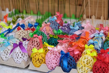 Paskalya için güzel renkli bir dekor. Geleneksel Paskalya tığ işi renkli yumurtalar Çek Cumhuriyeti Prag 'da bir pazarda satılmaktadır.. 