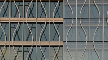 Modern bir cam ev objesinin dış görünüşü. Modern Mimarlık. Cam ve metalden yapılmış bir gökdelenin mimari ayrıntıları. Gayrimenkul, konut ve işyerleri.