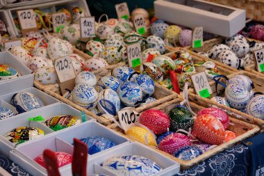 Paskalya için güzel renkli bir dekor. Geleneksel renkli Paskalya yumurtaları Çek Cumhuriyeti Prag 'da bir pazarda satılmaktadır.. 