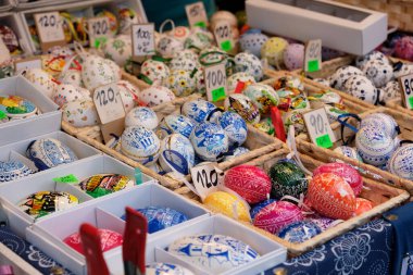 Paskalya için güzel renkli bir dekor. Geleneksel renkli Paskalya yumurtaları Çek Cumhuriyeti Prag 'da bir pazarda satılmaktadır.. 