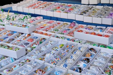 Paskalya için güzel renkli bir dekor. Geleneksel renkli Paskalya yumurtaları Çek Cumhuriyeti Prag 'da bir pazarda satılmaktadır.. 