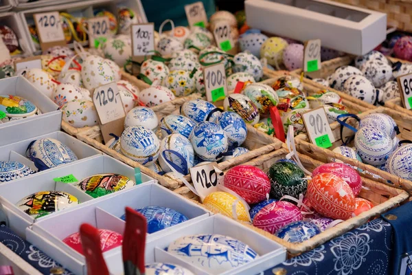 Paskalya için güzel renkli bir dekor. Geleneksel renkli Paskalya yumurtaları Çek Cumhuriyeti Prag 'da bir pazarda satılmaktadır.. 