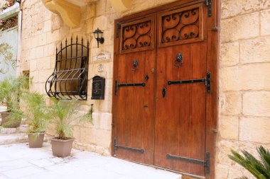 Malta 'da geleneksel boyanmış ahşap kapı. Popüler seyahat yeri. Evin girişi. Akdeniz adası Malta 'daki tipik evlerin dış yüzeyi - Nisan 2022.