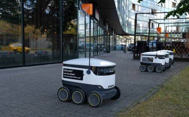 Tallinn, Estonya 'da otonom dağıtım robotu - Eylül 2022. Yıldız Gemisi Teknolojileri Estonya 'nın otonom dağıtım araçları geliştiren şirketi. Gelecek kavramı, teknoloji, insansız kurye robot.