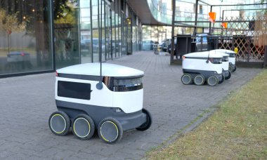 Tallinn, Estonya 'da otonom dağıtım robotu. Estonya şirketi otonom taşıma araçları geliştiriyor. Gelecek kavramı, teknoloji, insansız kurye robot..