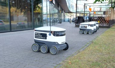 Tallinn, Estonya 'da otonom dağıtım robotu - Eylül 2022. Yıldız Gemisi Teknolojileri Estonya 'nın otonom dağıtım araçları geliştiren şirketi. Gelecek kavramı, teknoloji, insansız kurye robot.