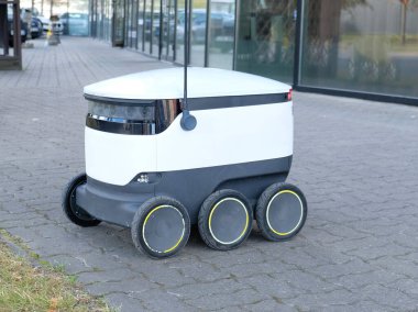 Tallinn, Estonya 'da otonom dağıtım robotu. Estonya şirketi otonom taşıma araçları geliştiriyor. Gelecek kavramı, teknoloji, insansız kurye robot..