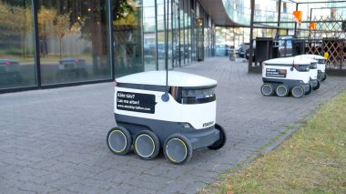 Tallinn, Estonya 'da otonom dağıtım robotu - Eylül 2022. Yıldız Gemisi Teknolojileri Estonya 'nın otonom dağıtım araçları geliştiren şirketi. Gelecek kavramı, teknoloji, insansız kurye robot.