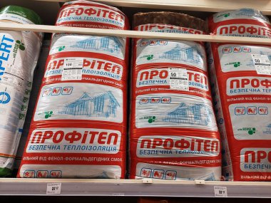 İnşaat malzemeleri, 15 Şubat 2021 'de Belarus' ta büyük bir mağazada.