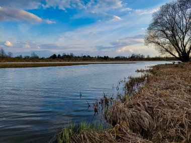 Balıkçılar ve nehirde gün batımı