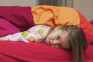 küçük kız bir yatakta