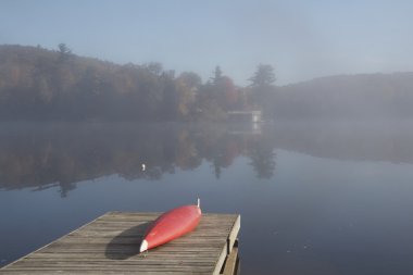 sabah bir göl kenarında