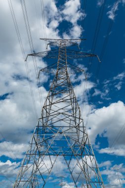bulutlu gökyüzü ile elektrik powerlines