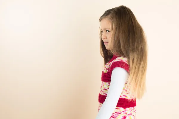 Menina com cabelo de fluxo em vestido de malha, dando uma olhada Sly — Fotografia de Stock