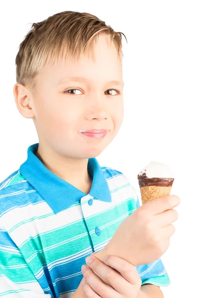 Jonge jongen die ijs eet — Stockfoto