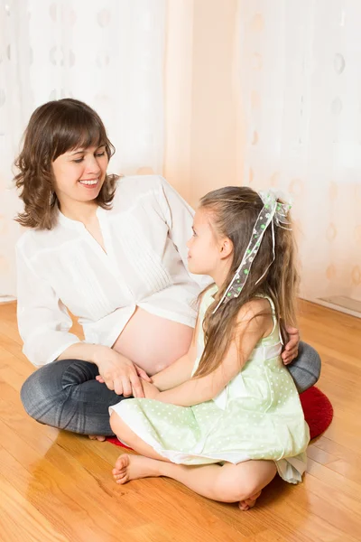 Mulher grávida conversando com sua filha — Fotografia de Stock