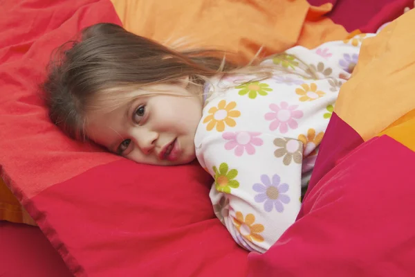 Niña en una cama —  Fotos de Stock