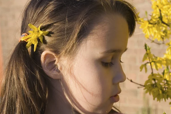 Fille et fleurs — Photo