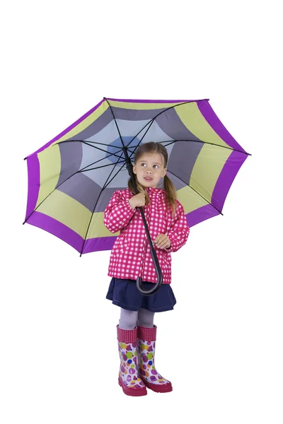 Kleines Mädchen mit einem großen Regenschirm — Stockfoto