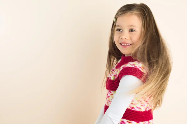 Glückliches junges Mädchen mit wallenden Haaren, im Strickkleid — Stockfoto